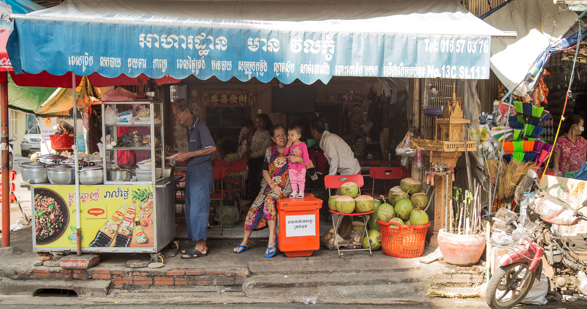 uma loja de rua no camboja