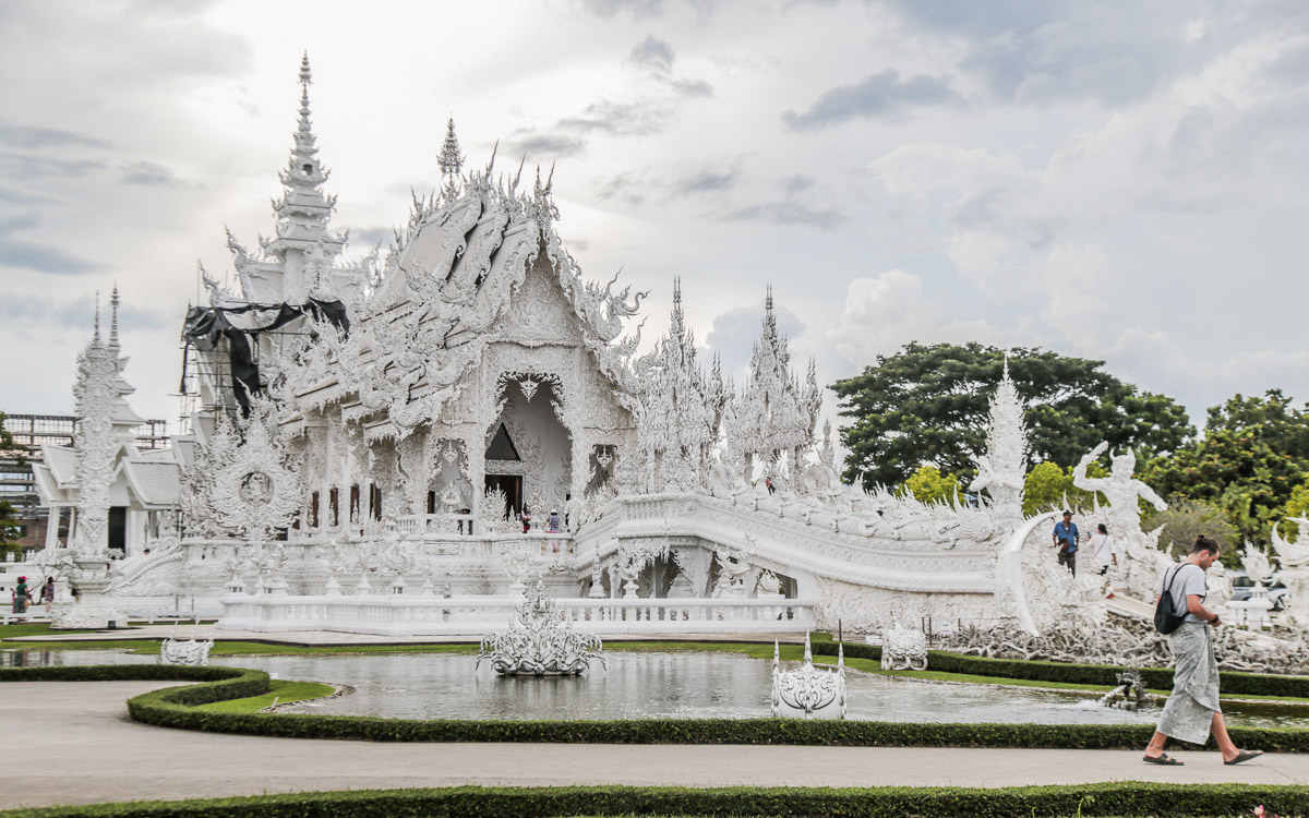 templo branco em chiang rai