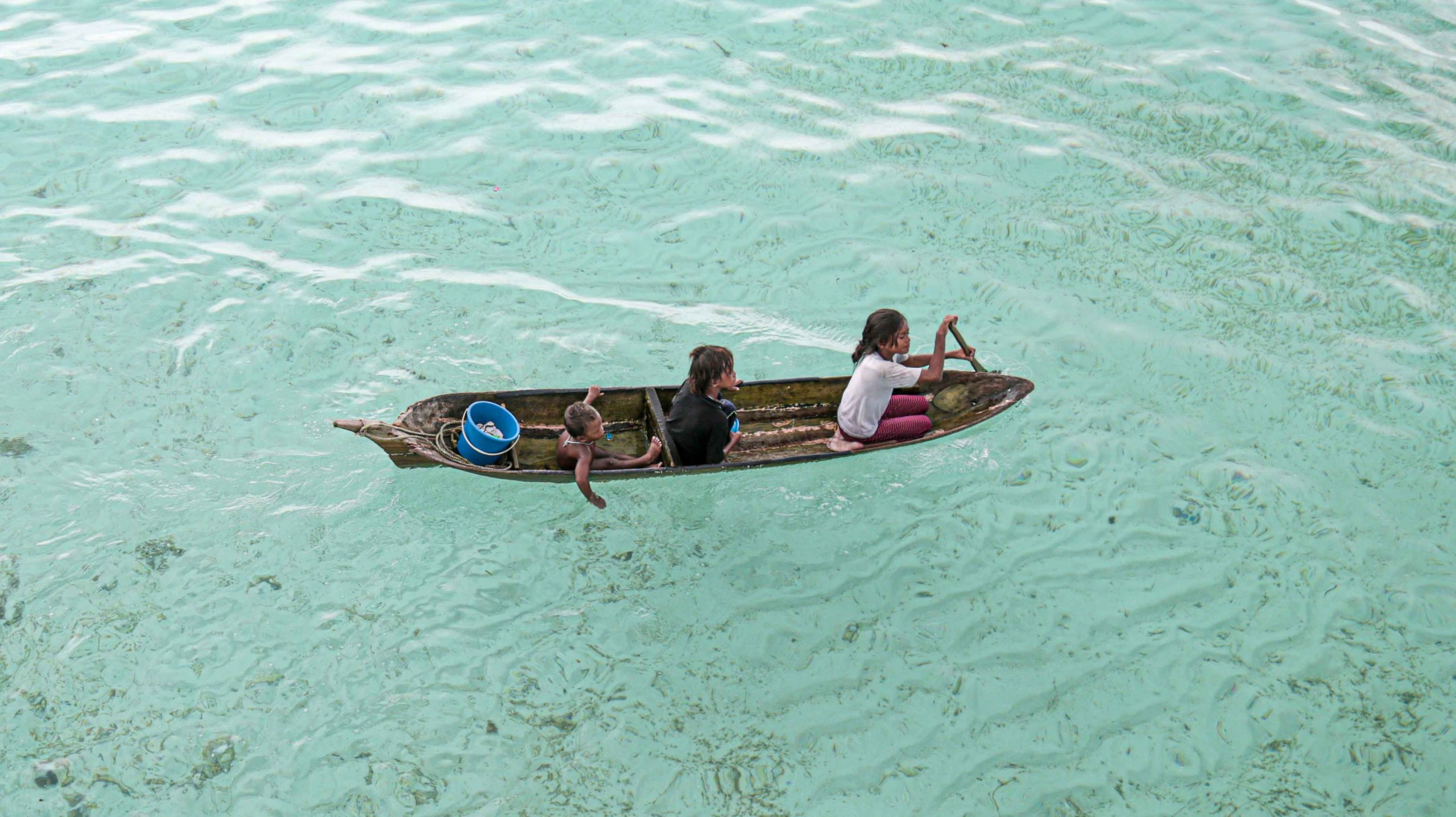 duas crianças em uma canoa