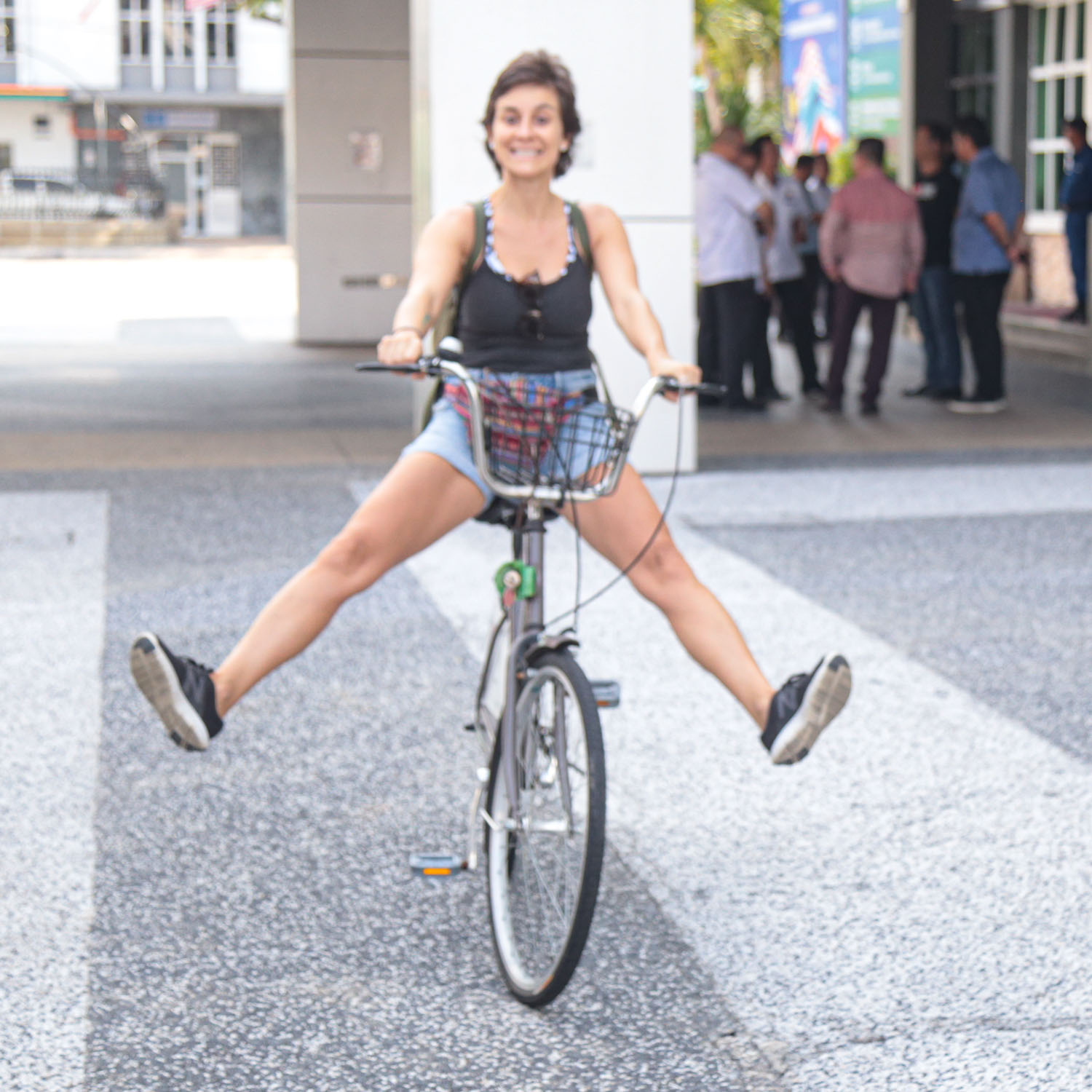 mulher feliz em uma bicicleta com as pernas para cima