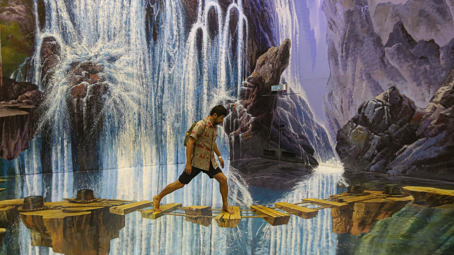 homem caminhando sobre uma ponte em uma pintura tridimensional