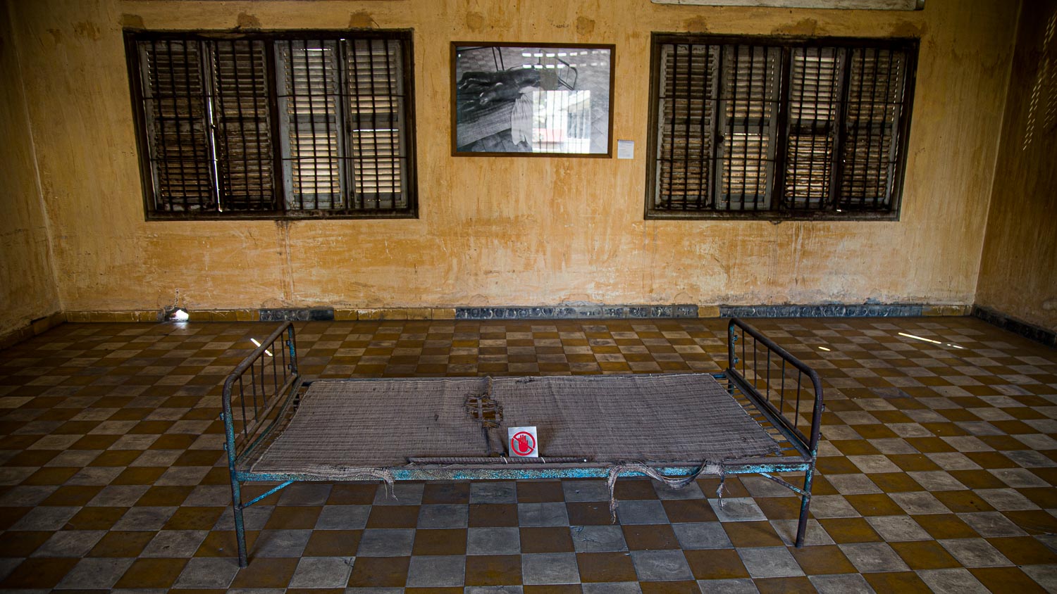 quarto de tortura no museu do genocídio do camboja
