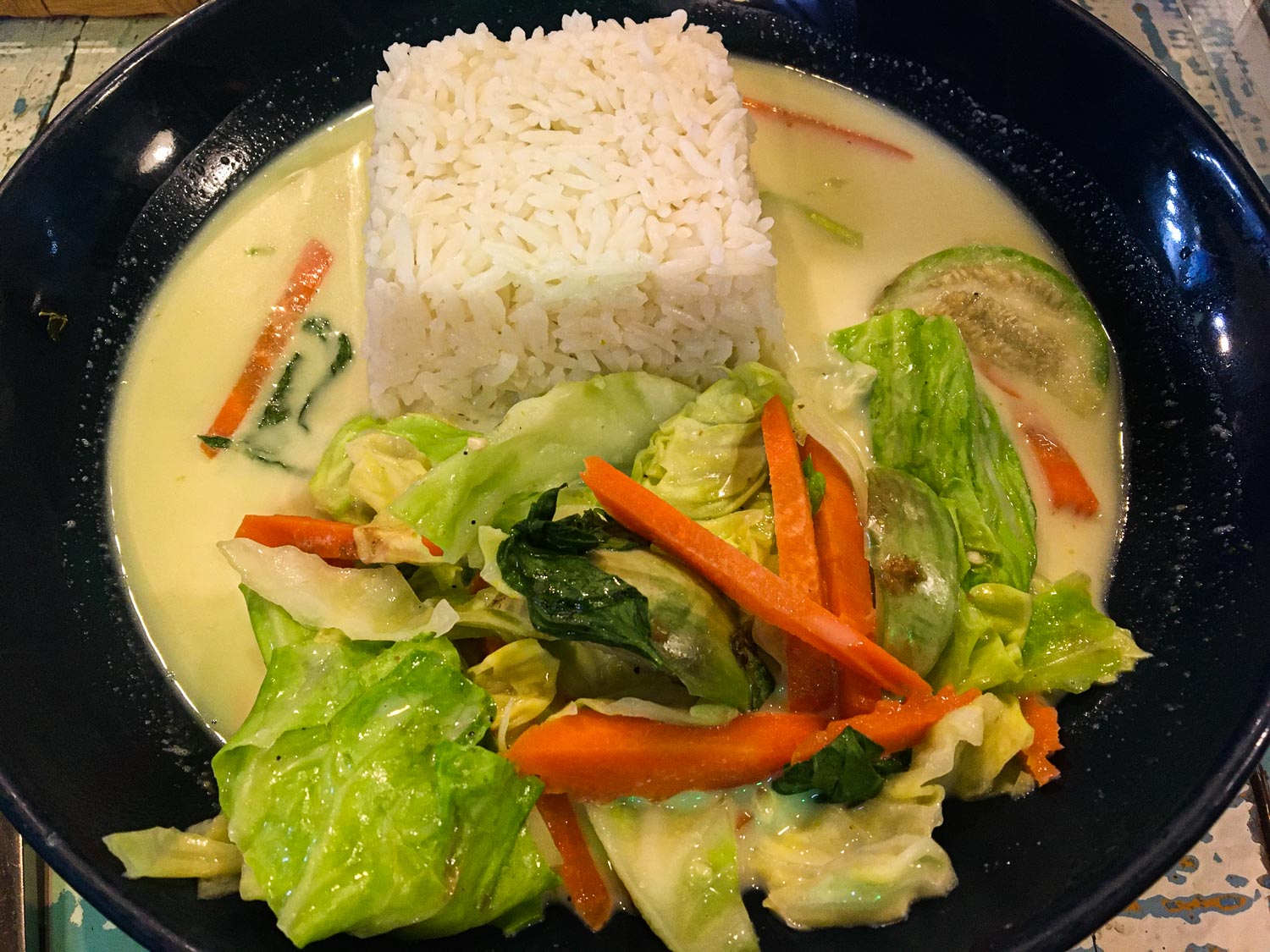 green curry no prato com arroz