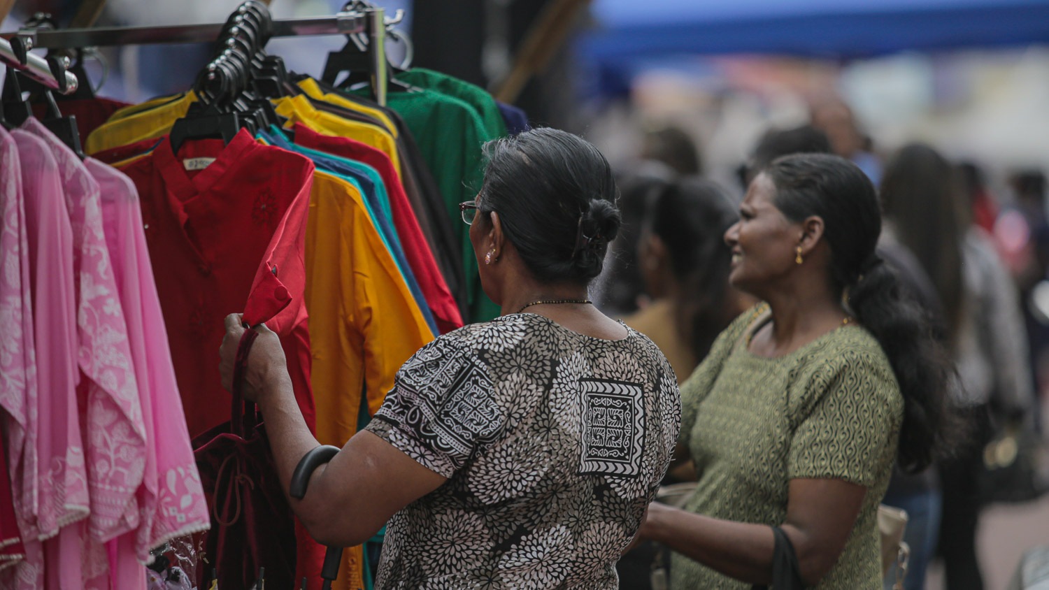 mulheres comprando roupas na little india em KL