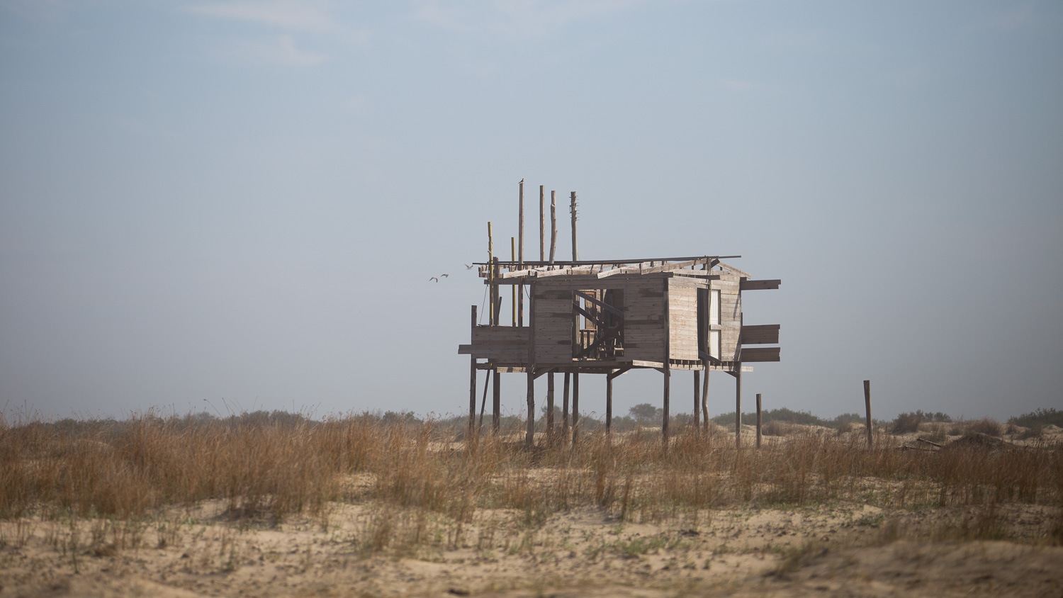 palafita abandonada na praia do casssino