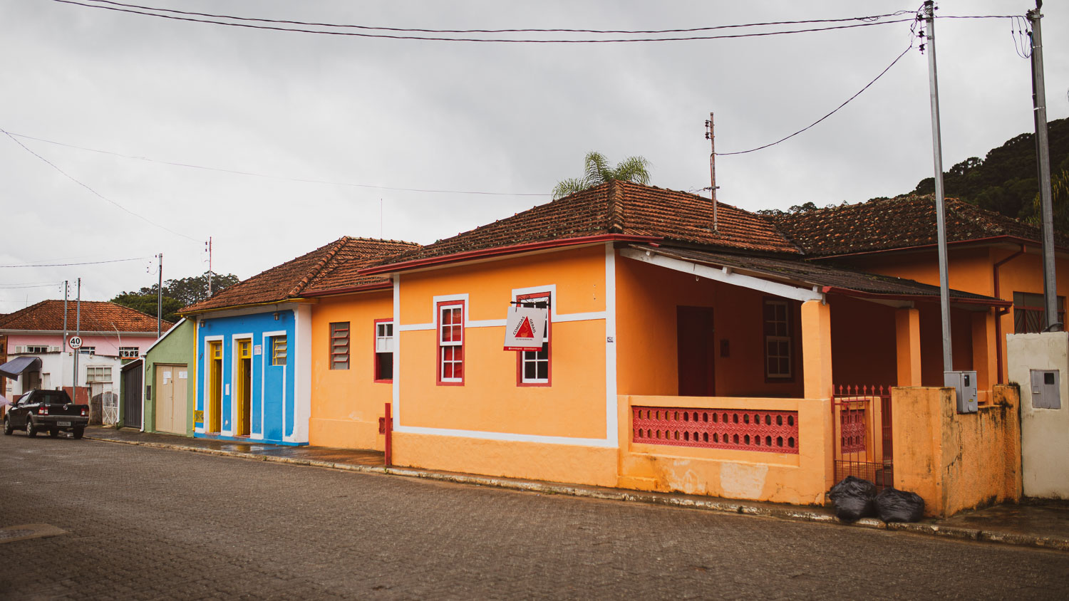 rua principal de delfim moreira com casinhas coloridas 