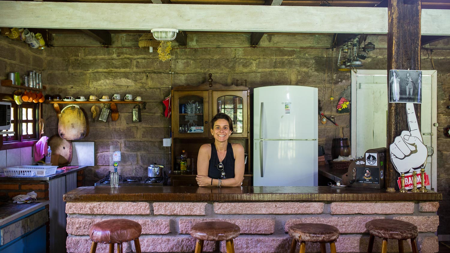 mulher numa bancada de cozinha sorrindo