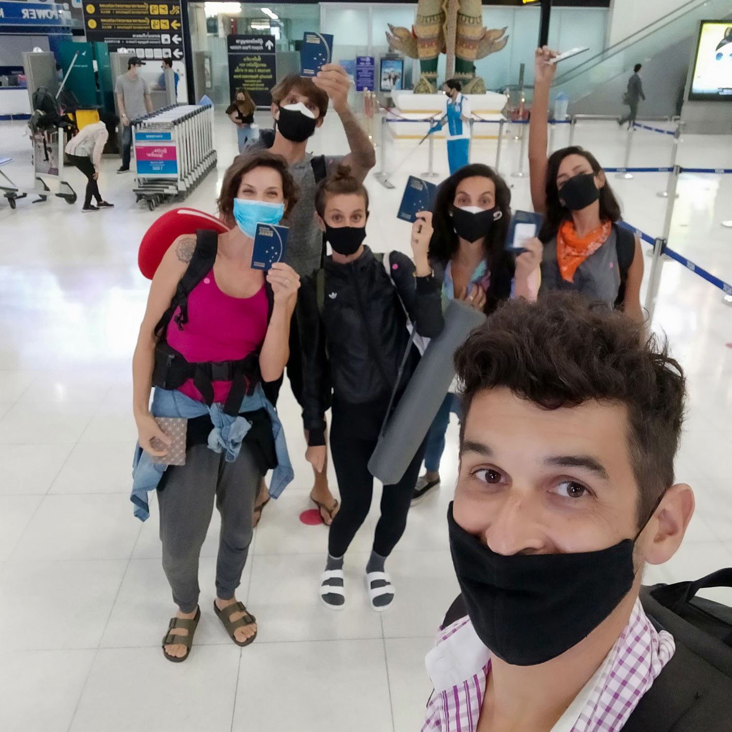 uma galera embarcando num voo de repatriação