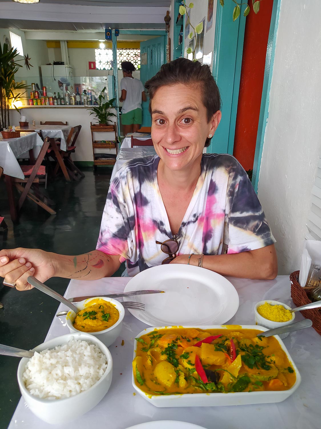 mulher comendo comida baiana 