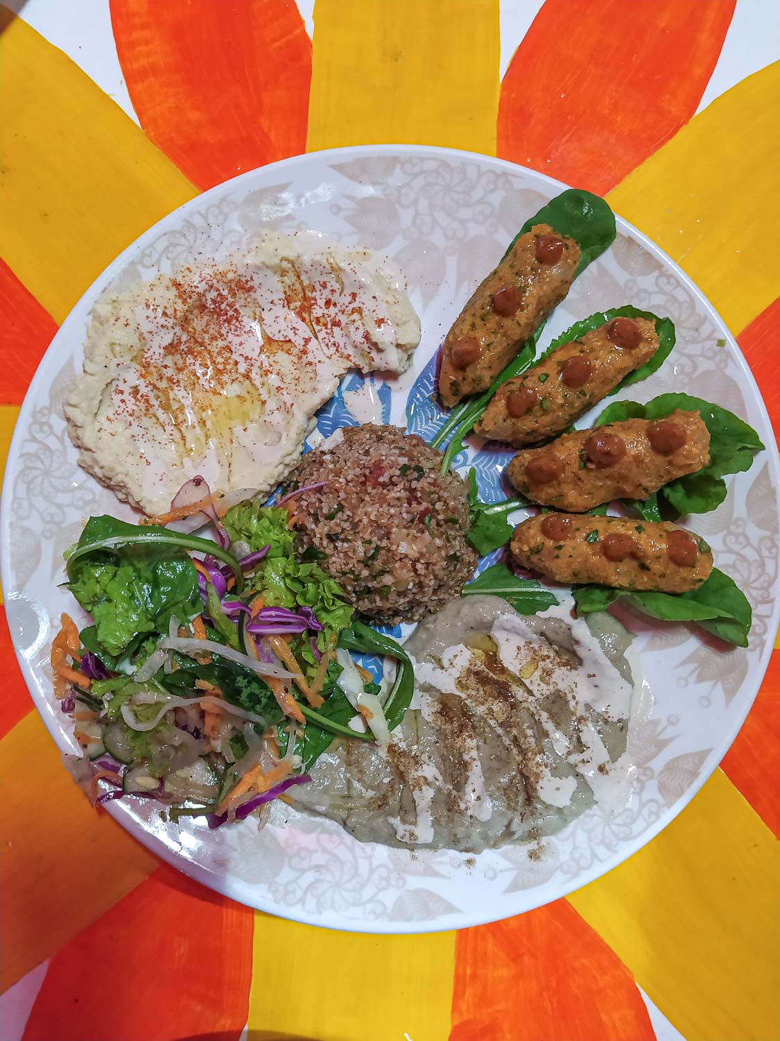 comida turca: falafel, babaganoush e humus