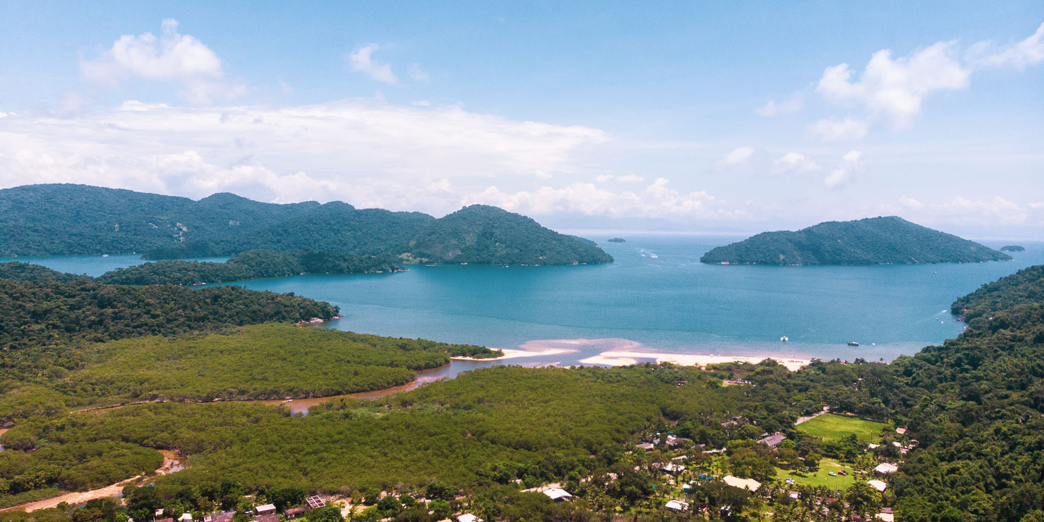 praia de paraty mirim vista de drone