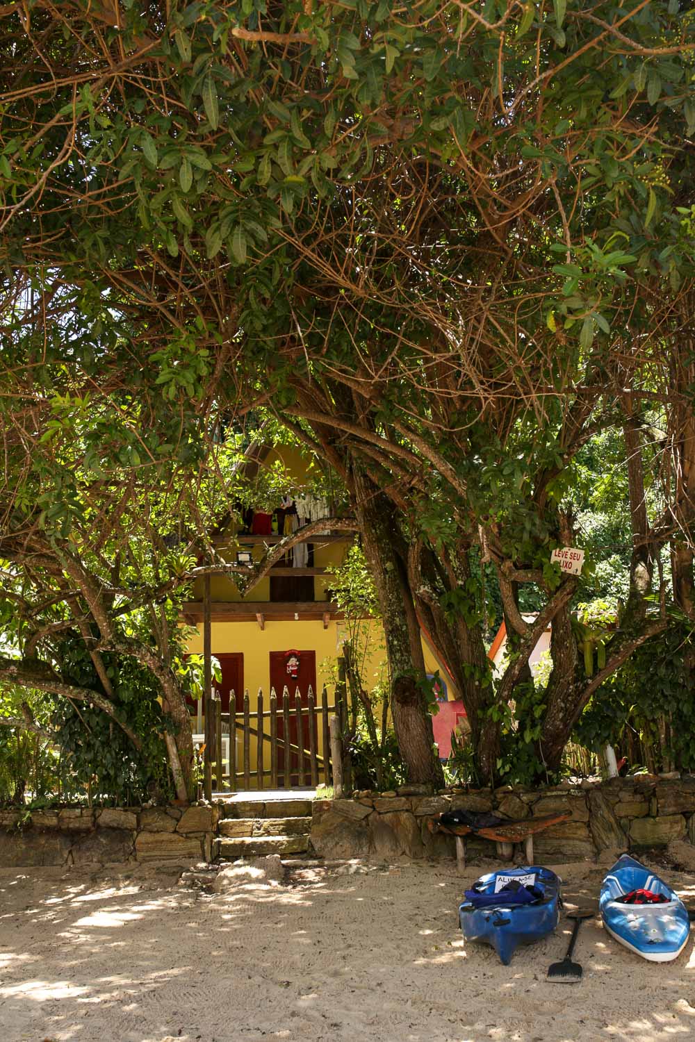 casa no meio do mato na ilha do cedro