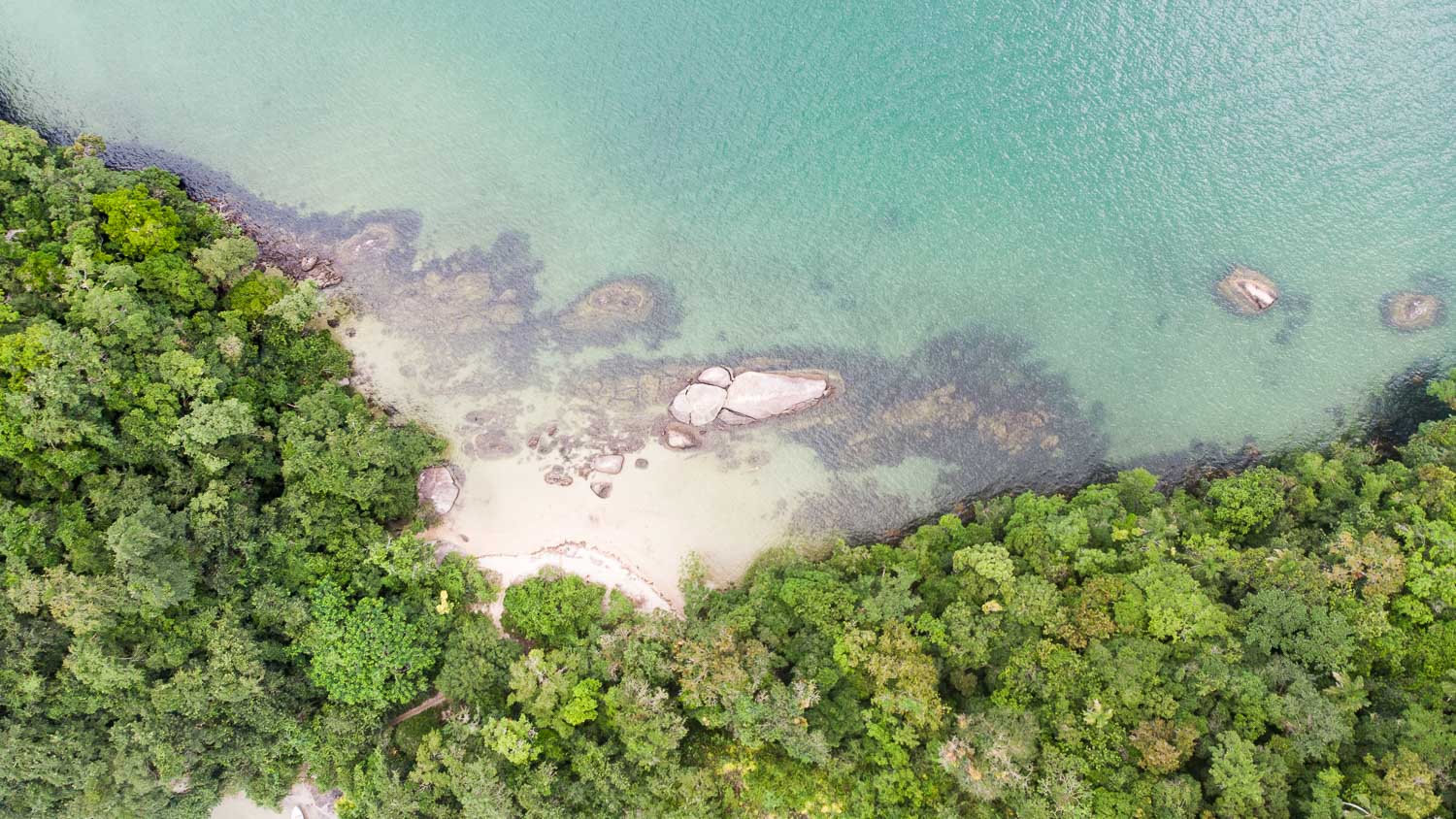 prainha deserta em paraty mirim