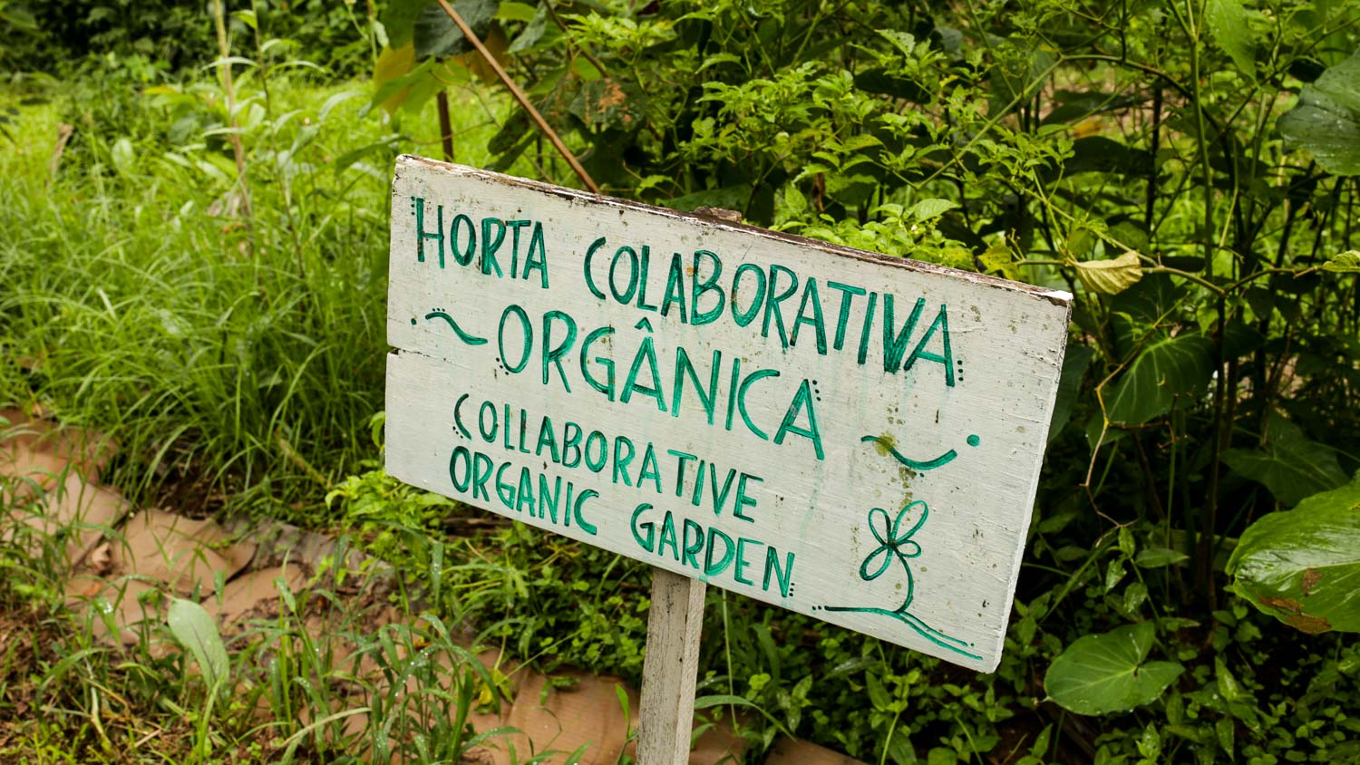 placa explicando a horta orgânica