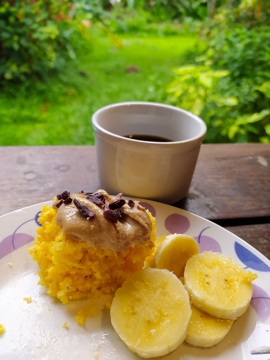 cuscus banana e café preto para o café da manhã