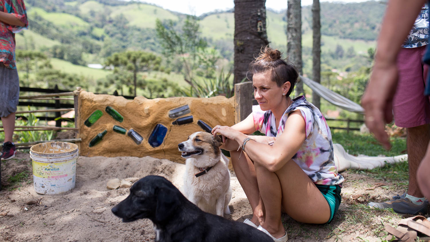 mulher e cachorros 