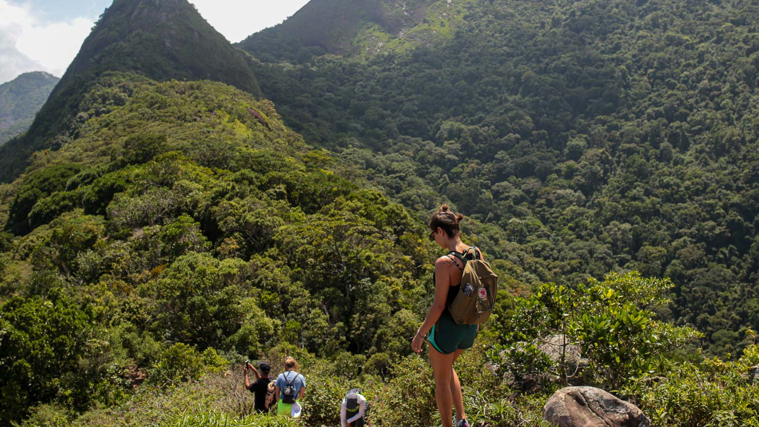 mulher fazendo a trilha pro saco do mamangua 