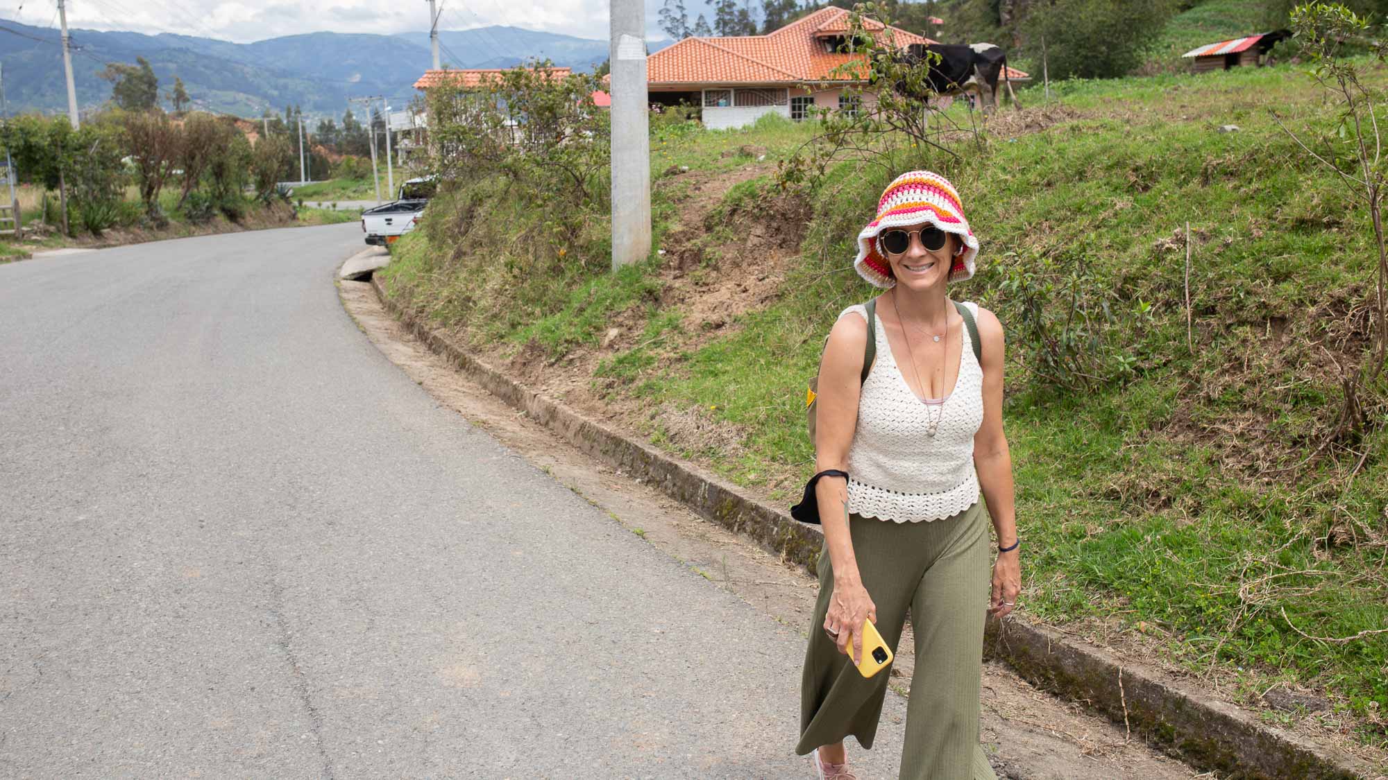 mulher caminhando em uma estrada 