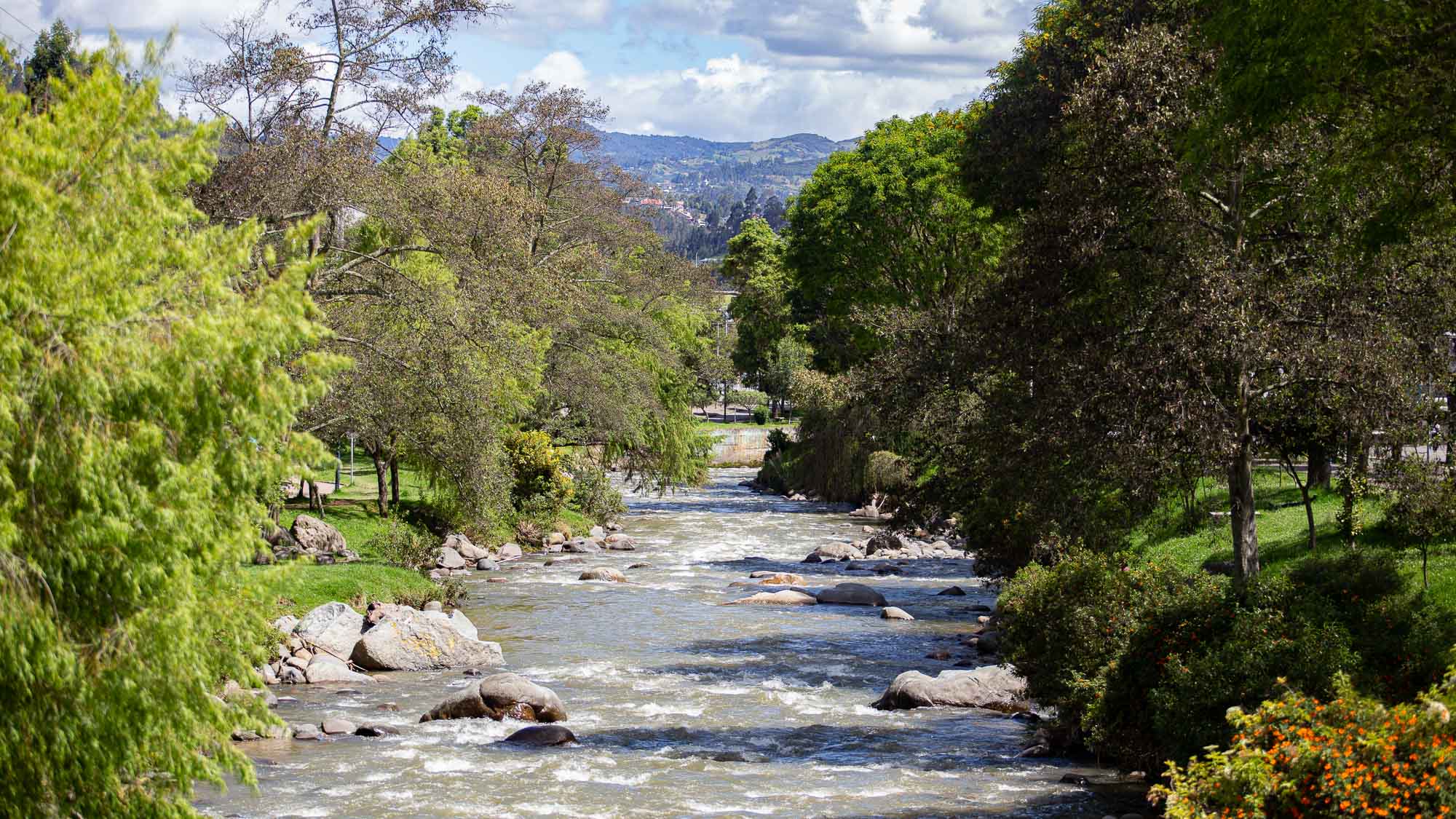rio tomebamba que banha a cidade de cuenca