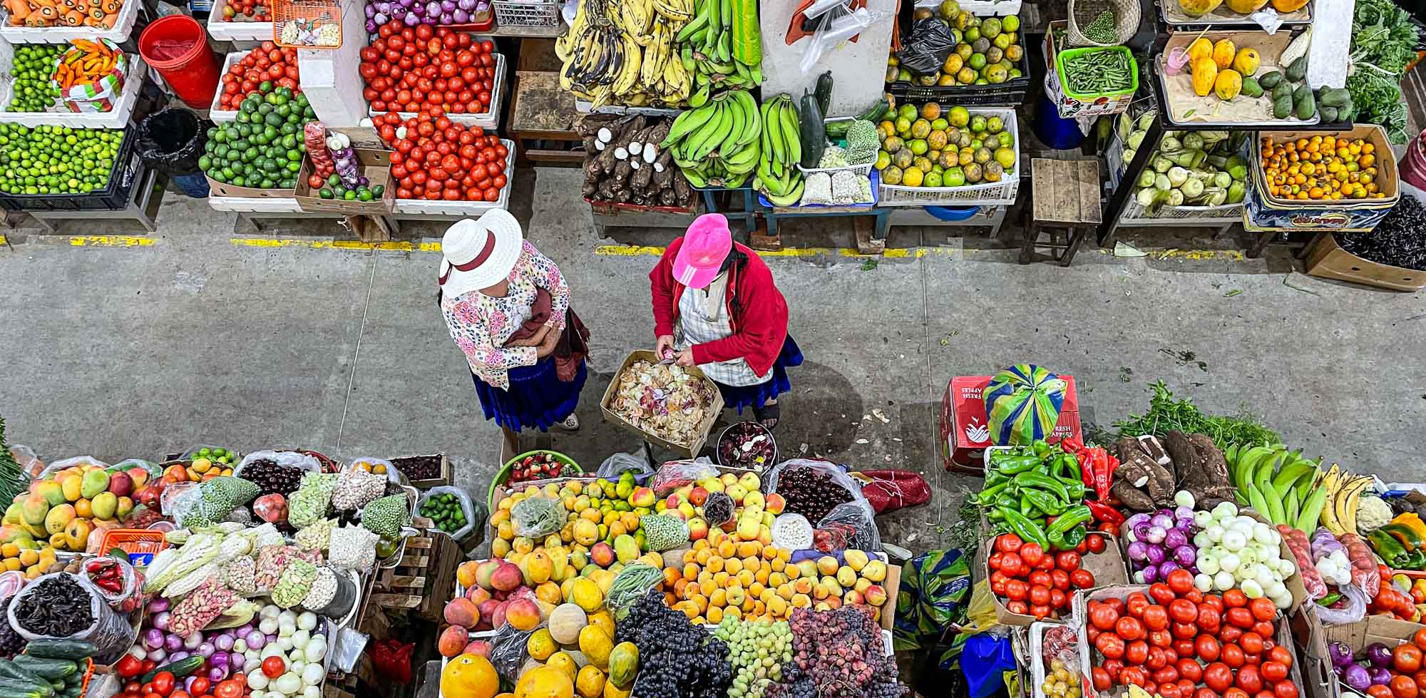 cholitas cuencanas em um mercado de frutas